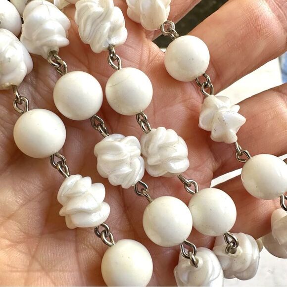 White beaded necklace - Picture 4 of 8